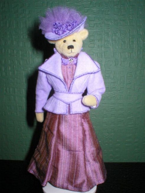 Edwardian lady in lilac1.JPG (46202 bytes)