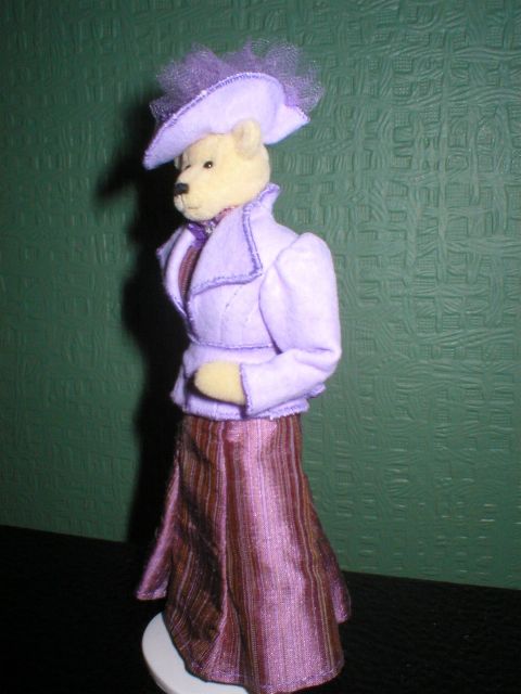 Edwardian lady in lilac2.JPG (43876 bytes)