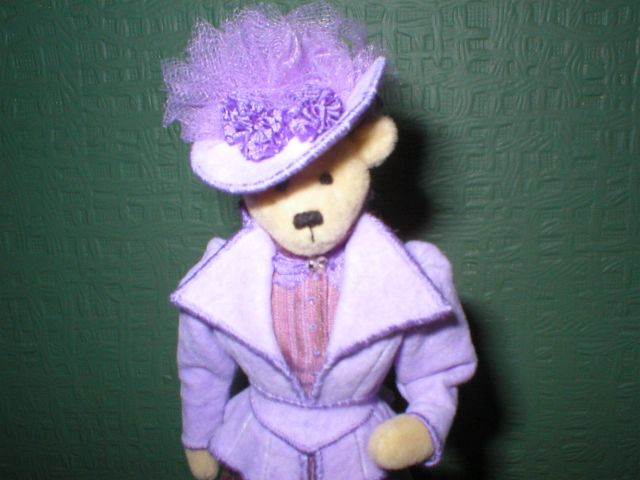 Edwardian lady in lilac close.JPG (41575 bytes)