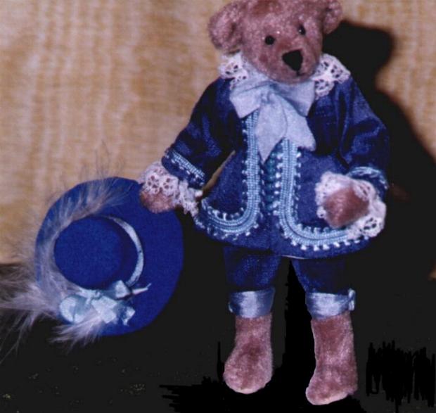 boy in blue.JPG (40687 bytes)