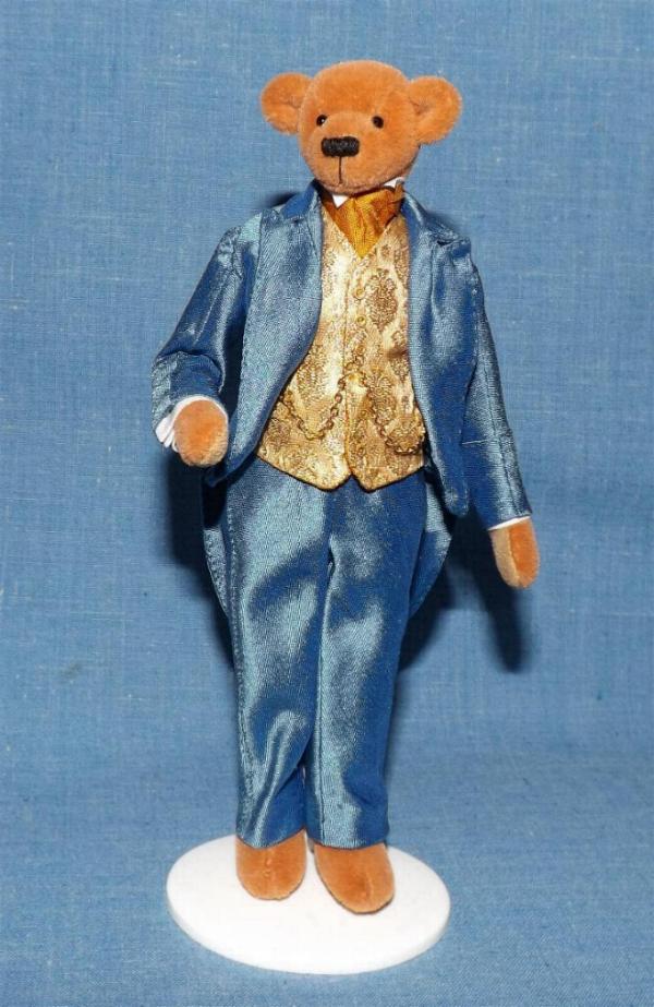 chap in silk sm2.jpg (86077 bytes)