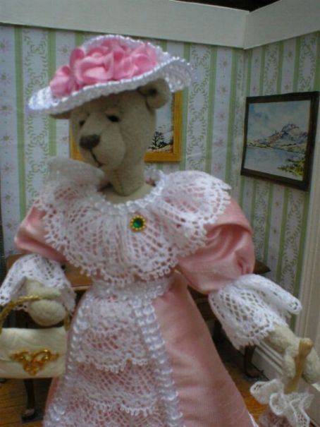 lady with lids close.JPG (43063 bytes)